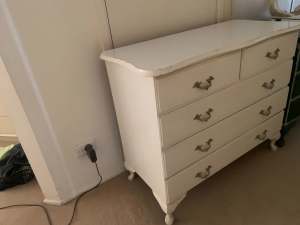 VINTAGE CHEST OF DRAWERS SOLID WOOD IN GOOD CONDITION - MUDGEERABA