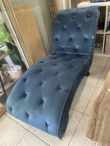 Chaise antique look lounge French style as new 