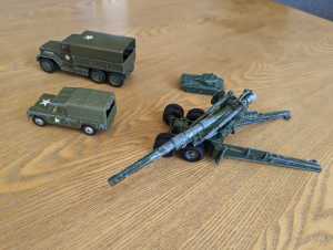 4 x vintage army toy collectables. Crescent Long Tom