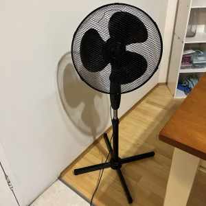 40cm Black Pedestal Fan in Good Condition