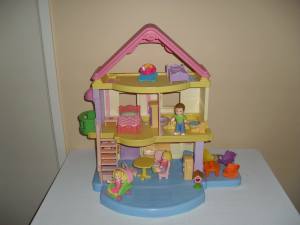 FISHER PRICE MY FIRST DOLL-HOUSE WITH LOTS FURNITURE & FAMILY.