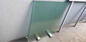 2 pieces of laminated glass