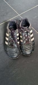ADIDAS Kids size 13 Soccer / footy boots