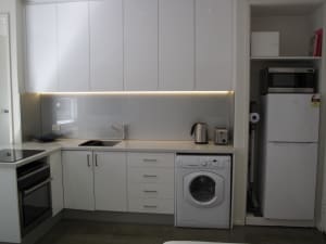 Studio Apartment with balcony in St Kilda including all bills