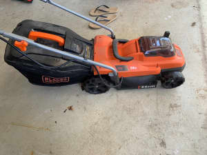 36V Black Decker 33in Lawn mower, very low use in excellent condition