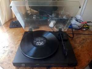 Turntable (record player)CDC ST210 in Good Condition and Working Order