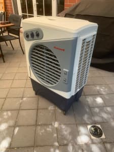 Outdoor evaporative air-conditioner