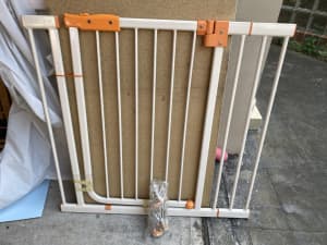 ***SOLD**** safety gate indoor child and pet friendly