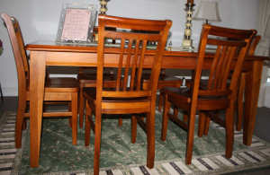 Timber dining room table with 6 chairs in immaculate condition