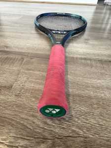 Semi new Yonex Ezone 100L (285g) 2022 Tennis Racquet