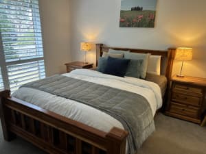 Queen bed - beautiful hardwood - 4 piece bedroom suite