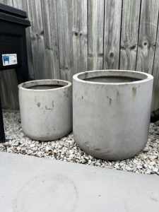 2 x concrete pots
