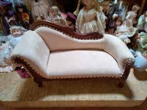Dolls Lounge Chair with 2 Free Dolls