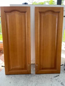 Wall cabinet - solid timber doors, 1000mm H x 800mm W x 305mm D
