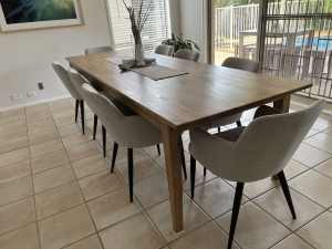 “provincial living” oak 10 seater dining table