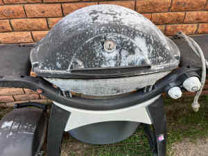 WEBER Q3100 BBQ with patio cart natural gas model in used condition