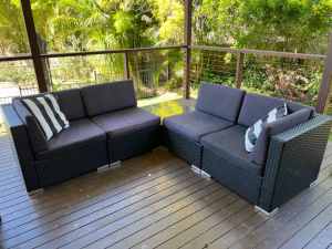 Outdoor wicker lounge suite with side table