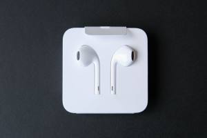 Genuine Apple wired EarPods w/ built-in Remote in BRAND NEW CONDITION!