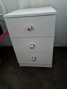Chest of drawers in good condition. 