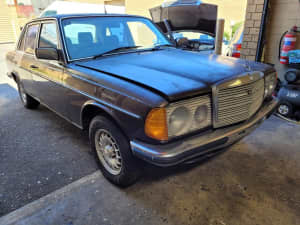 Mercedes Benz W 123 engine and automatic 2.8L e.code M 110