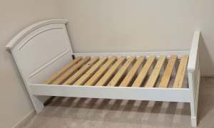 Single bedframe with trundle bed (trundle not pictured) - white