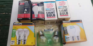 Classic B22 halogen light bulbs good condition
