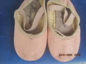 Ballet shoes for tiny tot.. size 8C