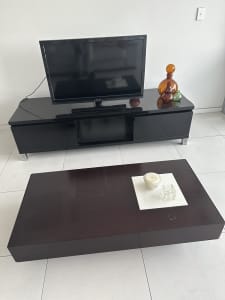 Tv and tv stand bauhn with remote 
