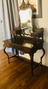 Queen Anne Dressing Table - (Antique)