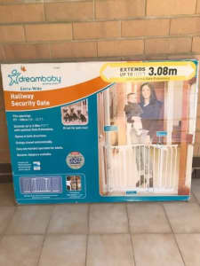 Security gate-Extra wide-BRAND NEW IN BOX