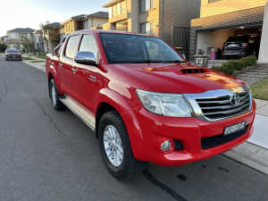 2012 TOYOTA HILUX SR5 (4x4) in excellent condition 