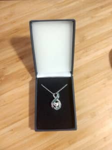 Bradford Exchange Emerald Birthstone Necklace Silver. Unused