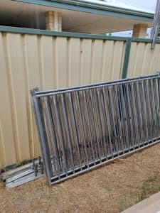 Free standing barrier fence 4 panels 2.5 m each h in length with fee