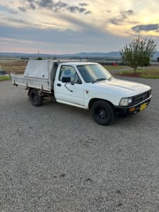 1994 TOYOTA HILUX 5 SP MANUAL C/CHAS