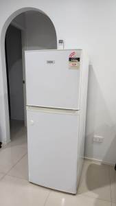 Lemair top-mount fridge/freezer 221L - $150 pickup