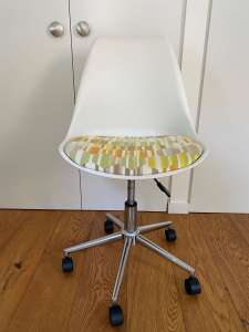 Replica Eero Saarinen Swivel Chair with custom seat