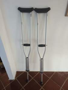 Crutches for leg injuries