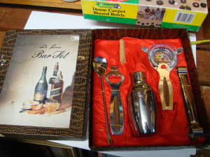vintage De luxe bar set  the small cup has some rust  sale as is  plea