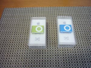APPLE iPod Shuffle 1GB 2nd Generation A1204 plus Charger and Earphones