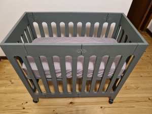 Newborn cot + mattress - barely used no stains