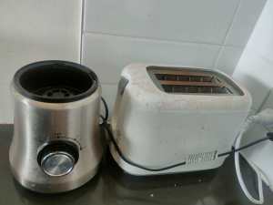 Toaster and Juice mixer in good condition for sale