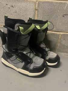 Dalomon Talapus Junior Snowboard Boots size 4.5
