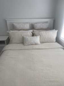 QUEEN BED FRAME 5 PIECE BEDROOM SET QUEEN MATTRESS WHITE WOOD BED