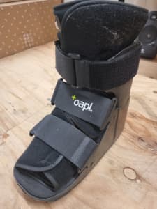 OAPL short walker/moon boot. Medium size