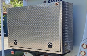As new heavy duty storage box made of checker-plate aluminium.