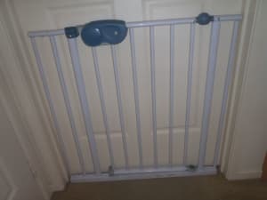 SAFETY GATE  pet or child