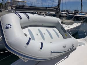 Inflatable dingy near new Mercury 2.5 Air Deck