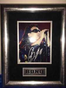 EXQUISITE CLASS BONO ZOOROPA FLY SIGNED FRAMED PICTURE WITH C.O.A