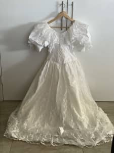 WEDDING DRESS AND VEIL SIZE 12