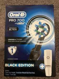 Oral B PRO 700 Electric Toothbrush & additional sensitive brush. NEW. 
